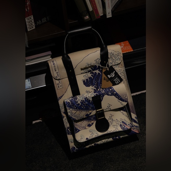 Dr.Martens x The MET "The Great Wave" Leather Bag - Picture 5 of 5